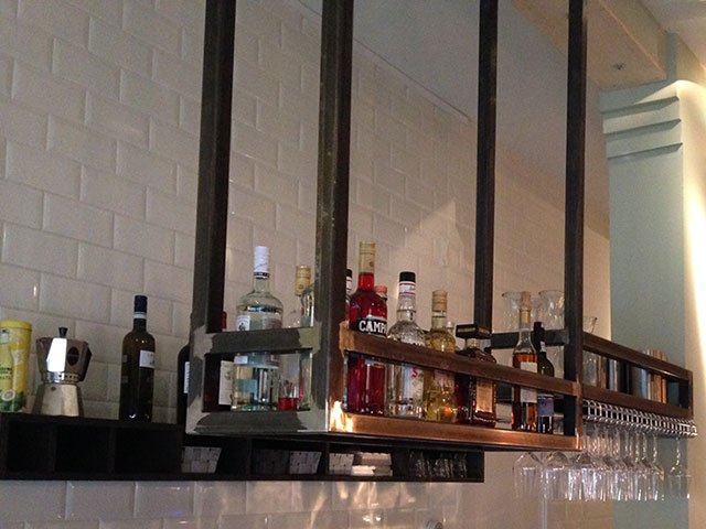 Stalen rek, inclusief hangende glazen, in een restaurant te Amsterdam.