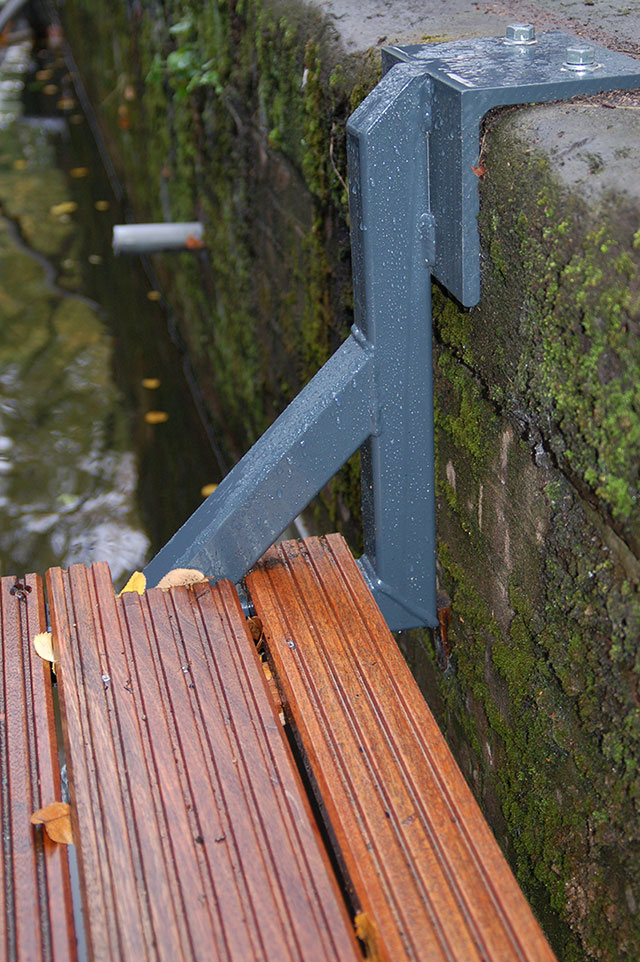 Close-up stalen trap met bankirai planken op een woonboot te Amsterdam, door Staalslager.